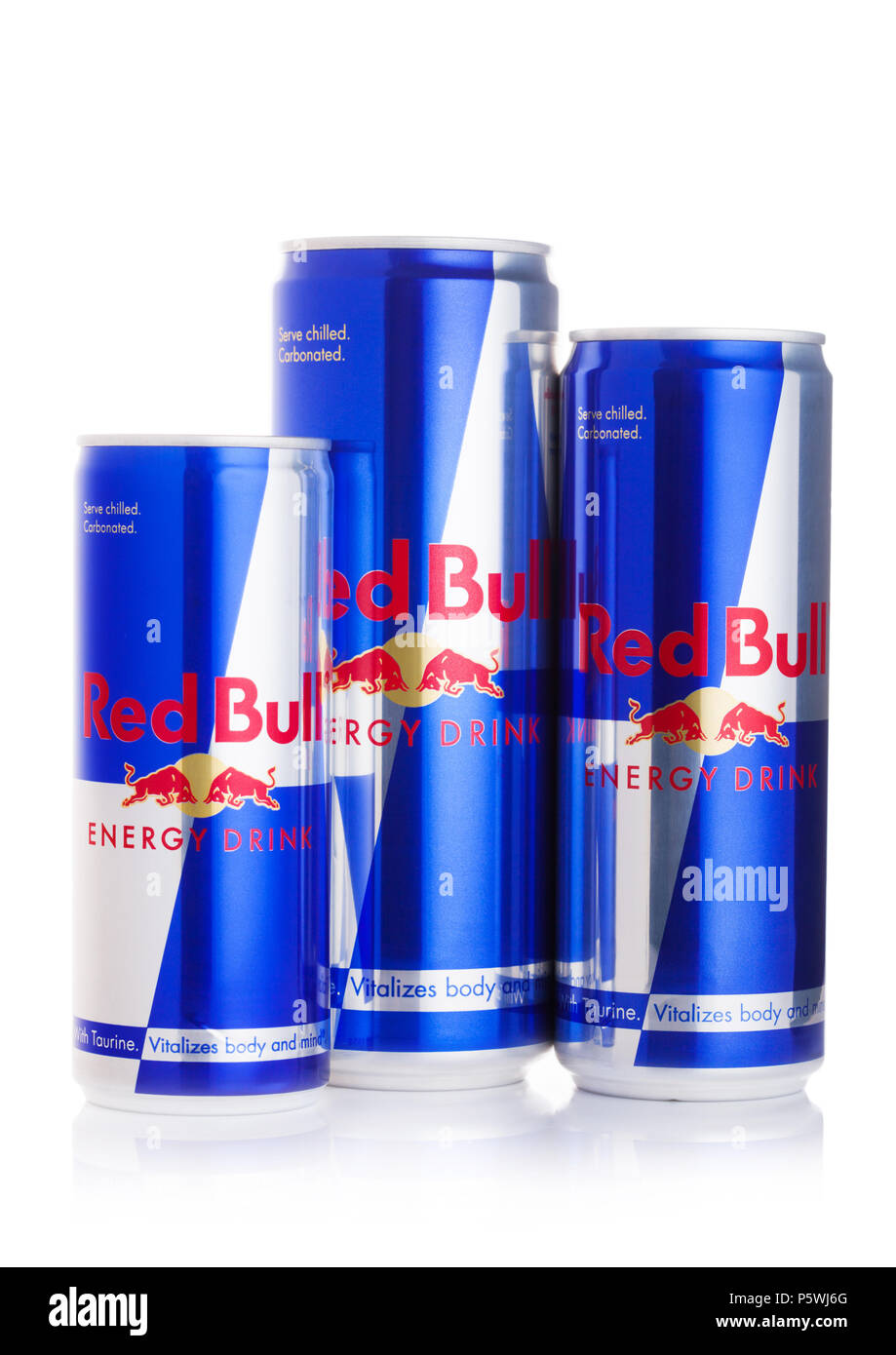 LONDON, UK - 23. JUNI 2018: Aluminium Dosen Red Bull Energy Drink auf Weiß. Red Bull ist die beliebteste Energy Drink der Welt. Stockfoto