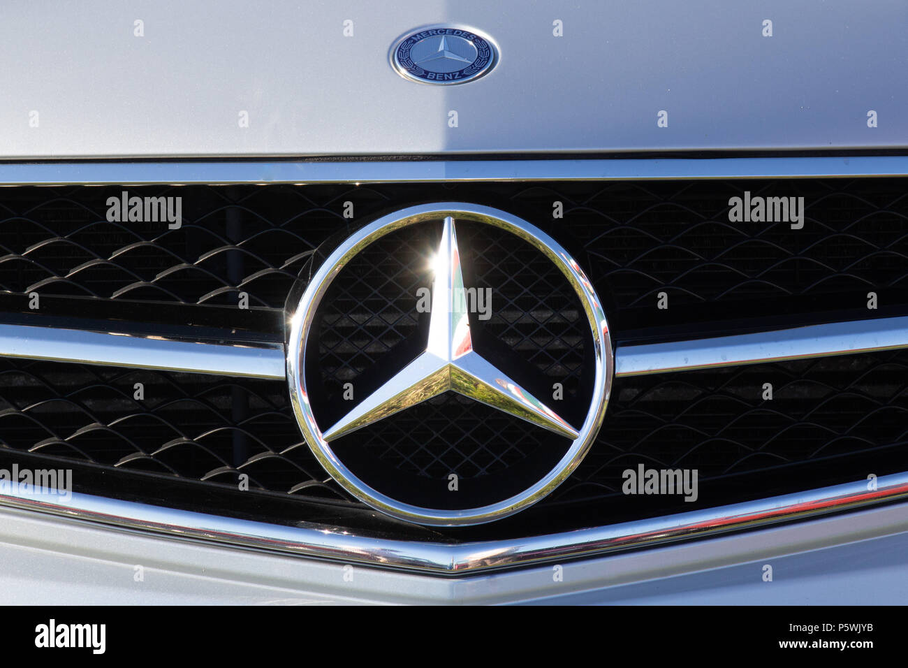Die drei Sterne Abzeichen auf der Vorderseite eines Mercedes-Benz Pkw bei einem Oldtimertreffen Stockfoto