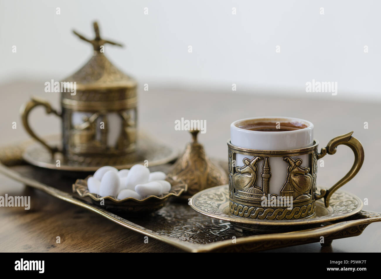 Orientalische/Türkischen Kaffee serviert in Kupfer vergoldet Topf mit Süßigkeiten. Stockfoto