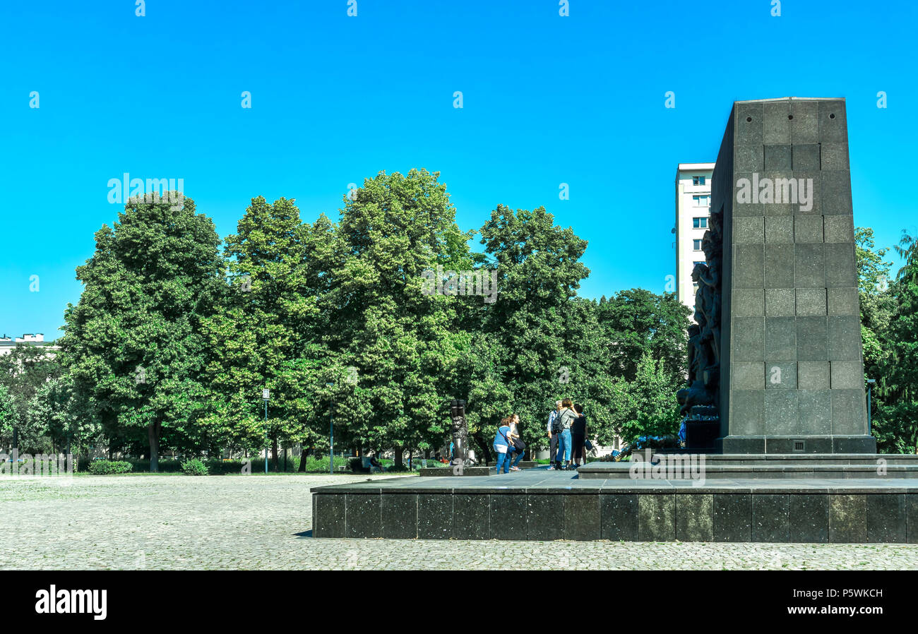Warschau, Polen - 31. Mai 2018: Iconic Denkmal des Warschauer Ghettos Helden von N. Rappaport. Stockfoto