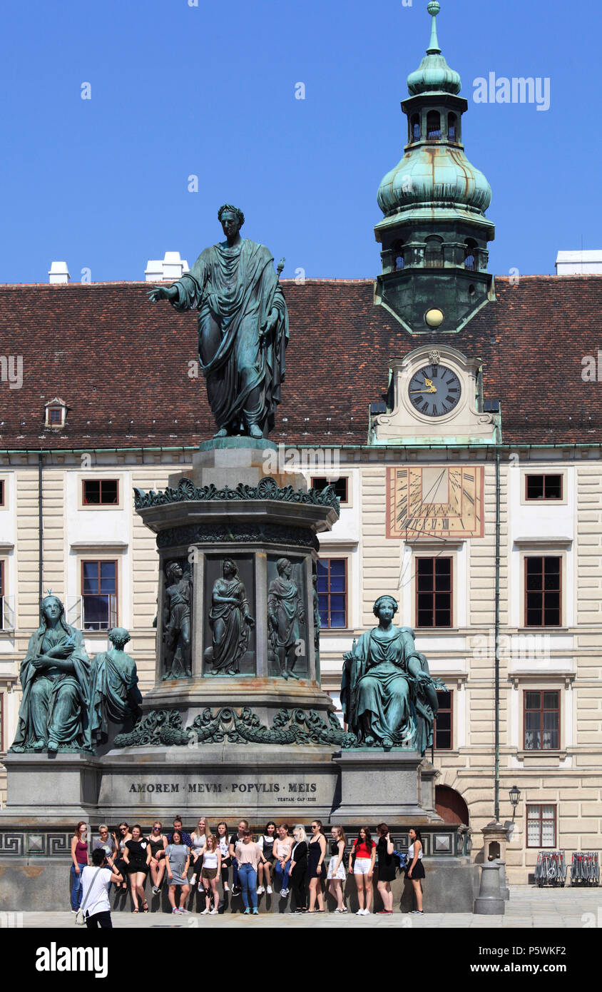 Österreich, Wien, Hofburg, in der Burg, Kaiser Franz I. Statue, Menschen, Stockfoto