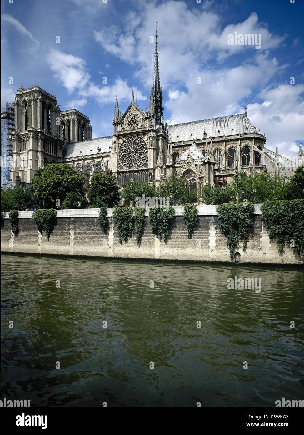 EXTERIOR DE NOTRE DAME - FACHADA ESTE - SIGLO XII - GOTICO FRANCES. Ort: Frankreich. Stockfoto