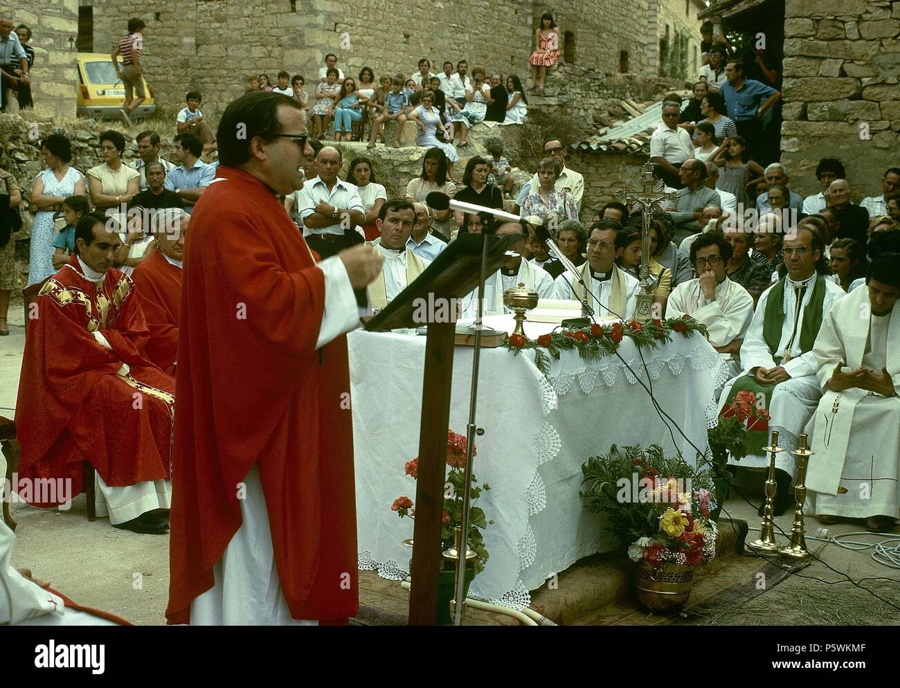 CELEBRACION DE UNA MISA - SACERDOTE DICIENDO LA HOMILIA. Lage: aussen, SICHERHEITSDATENBLÄTTERN, Guadalajara, Spanien. Stockfoto