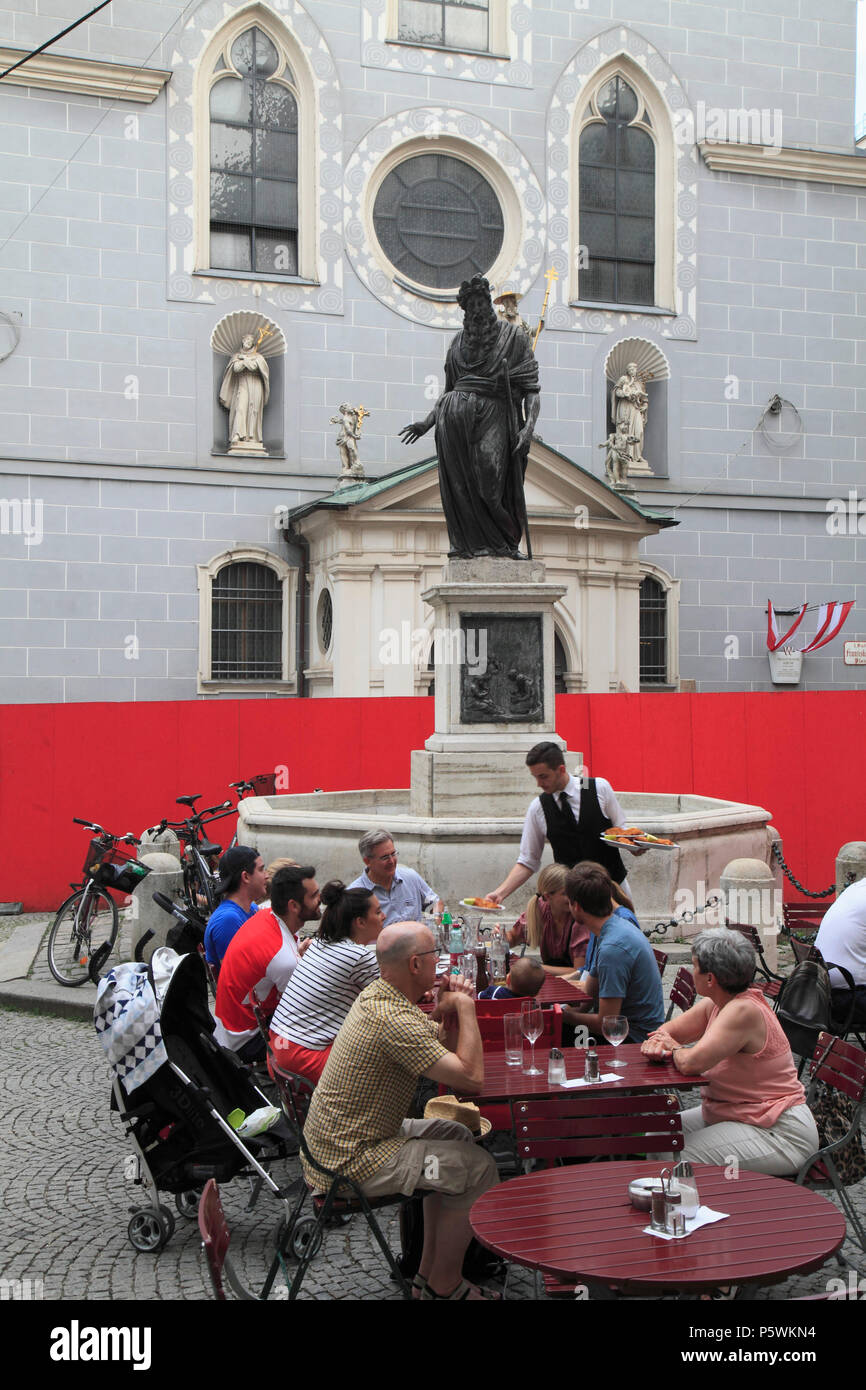 Österreich, Wien, Franziskanerplatz, Restaurant, Menschen, Stockfoto Österreich, Wien, Franziskanerplatz, Restaurant, Menschen, Stockfoto