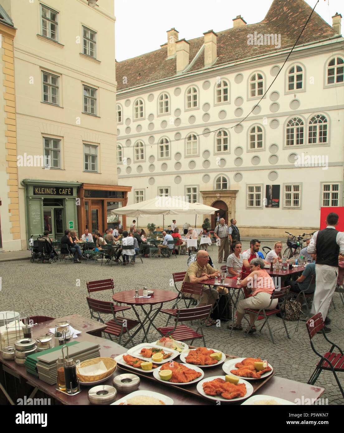 Österreich, Wien, Franziskanerplatz, Cafe, Restaurant, Menschen, Wiener Schnitzel, Stockfoto