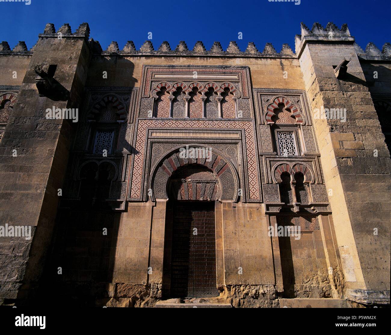 PORTADA DE LA FACHADA ORIENTAL - AMPLIACION DE ALMANZOR-S X. Ort: MEZQUITA - AUSSEN, CORDOBA, Spanien. Stockfoto