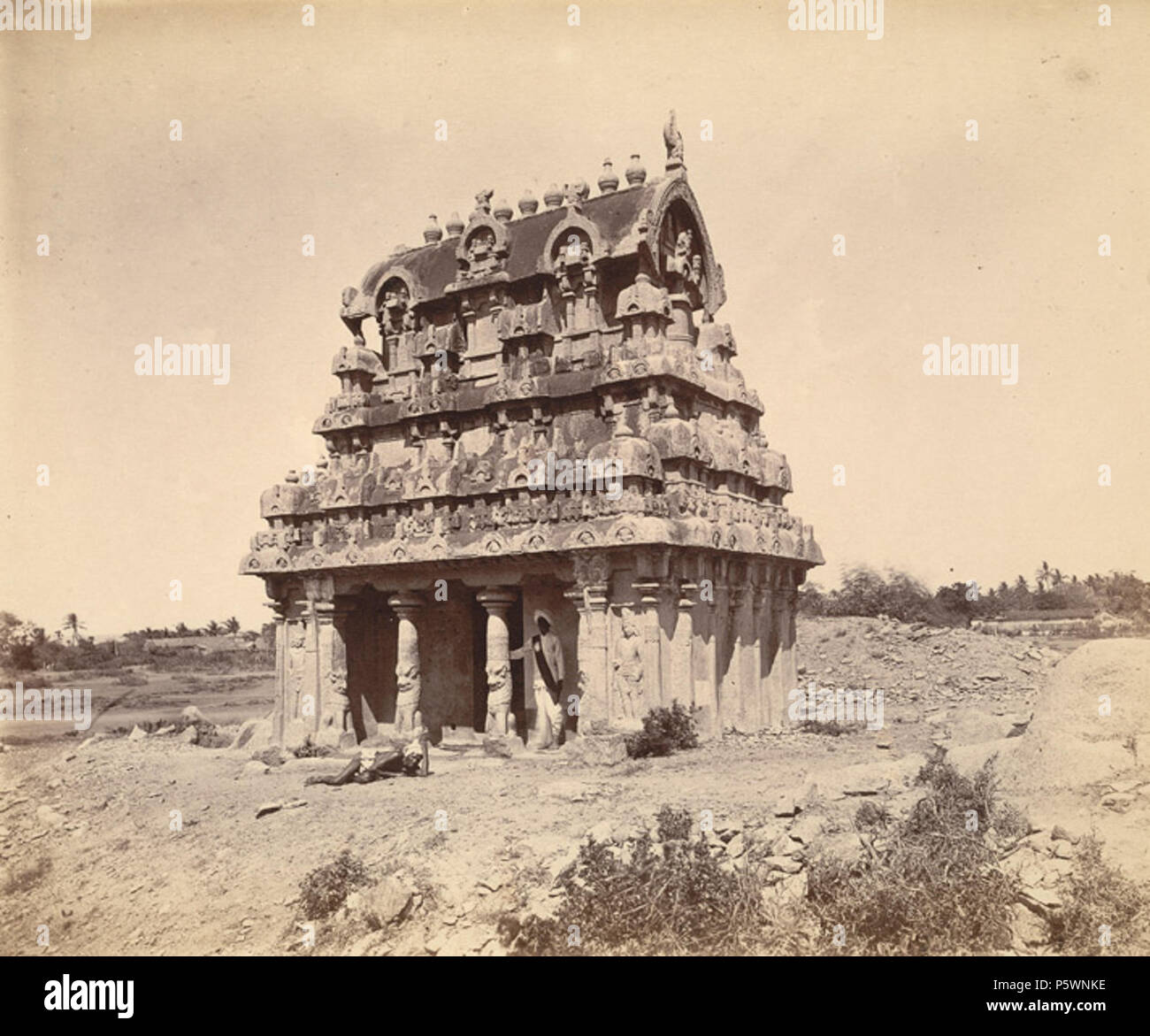 N/A. Englisch: Allgemeine Ansicht des Ganesha Ratha, Mamallapuram 10032227. 1885. Rea, Alexander 354 näher ansehen von Ganesha Ratha Stockfoto