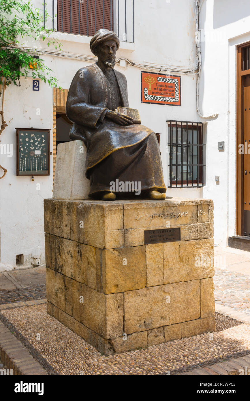 Cordoba Juderia, mit Blick auf die Statue des jüdischen Philosophen Maimonides außerhalb der Synagoge (Sinagoga) in der Juderia Bereich von Cordoba, Spanien gelegen. Stockfoto