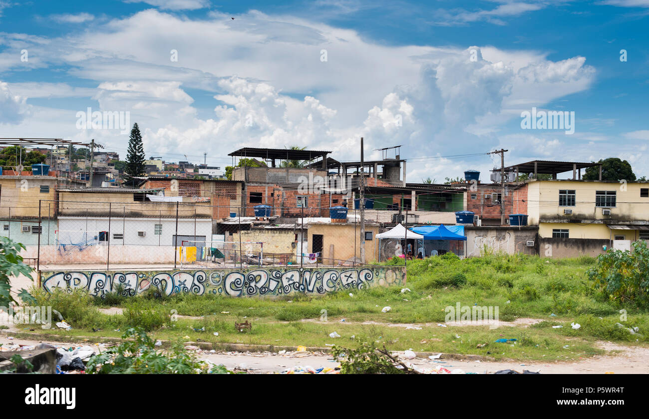 Blick auf die Favela Slum von Rio de Janeiro mit dem Abfall um Stockfoto
