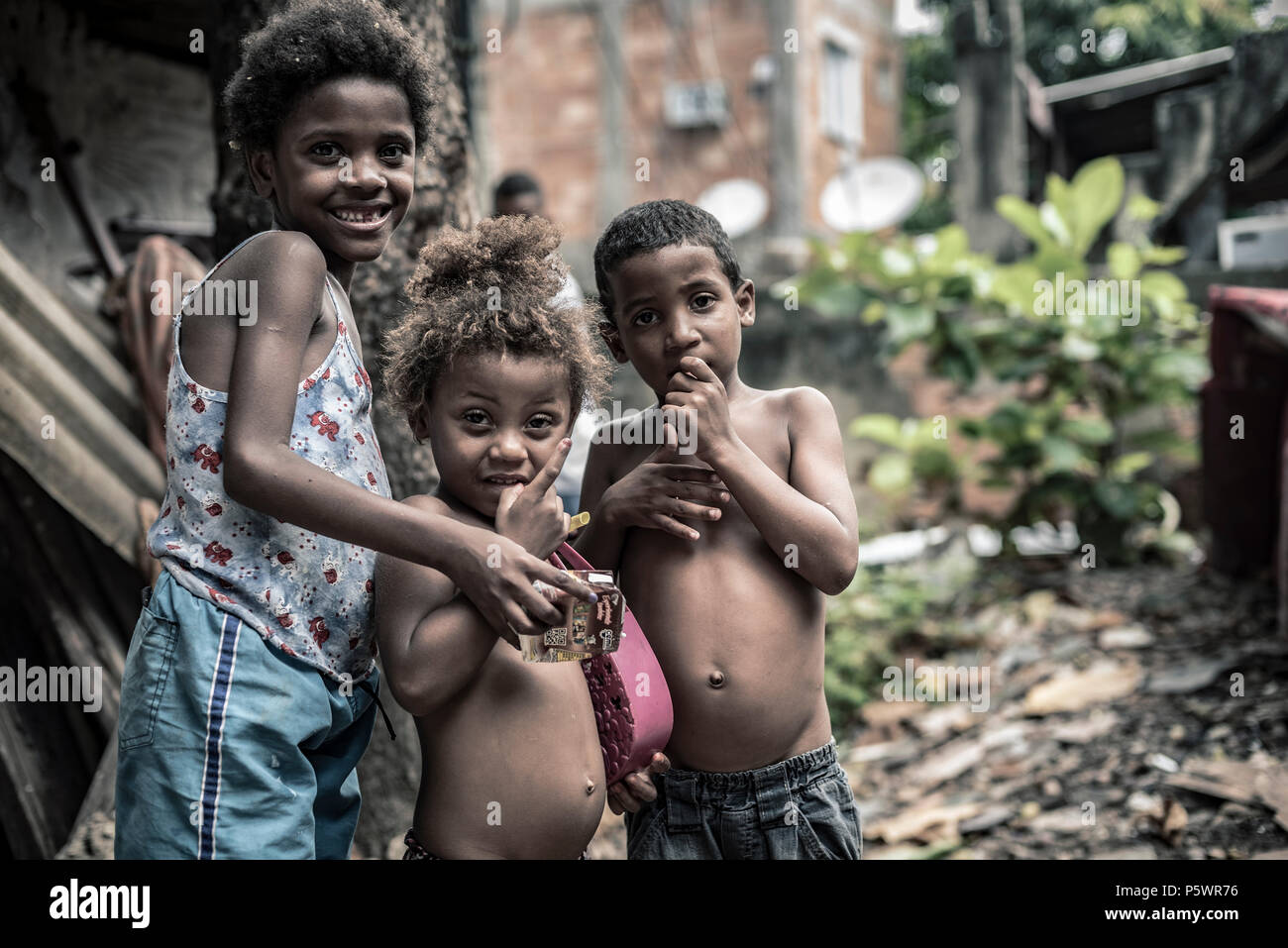 Arme Kinder in Rio de Janeiro Favela Stockfoto