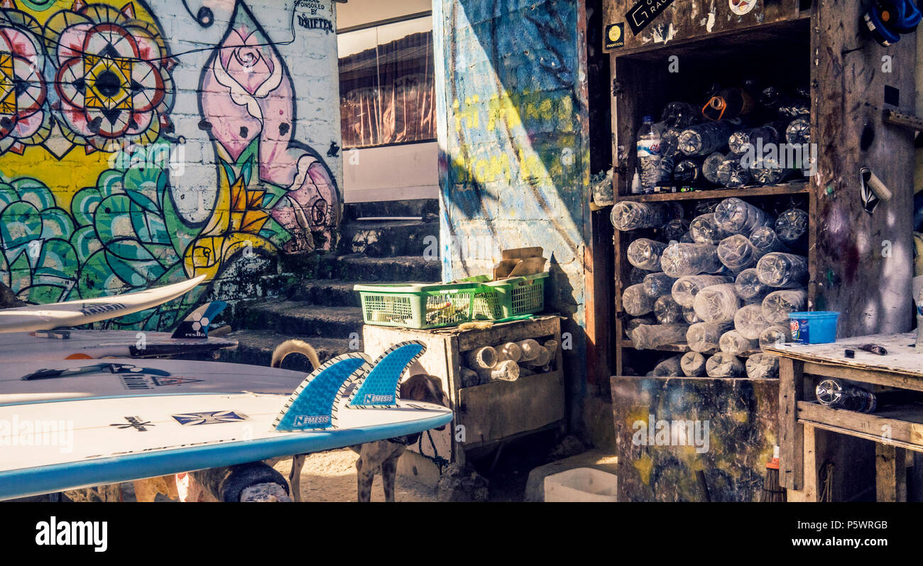 Surfboard Repair Shop bei Uluwatu Halbinsel, Bali, mit Kunststoff Flaschen Stockfoto