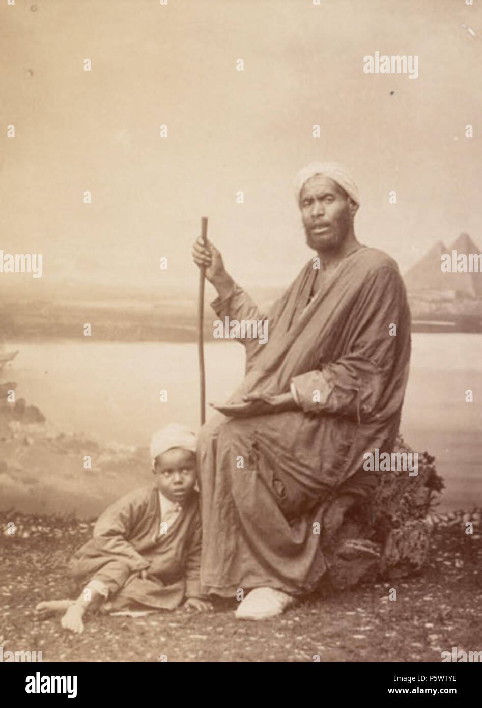 N/A. BPLDC Art.Nr.: 08 04 000017 Seite Titel: Arabische Bettler und der Sheick der Pyramide Sammlung: Tupper Scrapbooks Collection Album: Band 26: Unterägypten. Pyramiden. Rufnr. 4098 B 104 V 26 (s. 16) Creator: Tupper, William Vaughn Beschreibung: Scrapbook Seite mit zwei porträtfotos der ägyptischen Männer, mit Bildunterschriften und Zitate beschriftet. Themen: Ägypten Reise Fotografie portraits Bettler Bettler -- Ägypten Scheichs -- Ägypten Seite Größe: 33 x 38,1 cm Anmerkungen: [ab Seite 26-15] auf der westlichen Pyramide verlockend Wanderer auf ihre Arme fortgesetzt und das Berauben der Vernunft "fairen Rhod 'ope als Geschichte erzählt Stockfoto