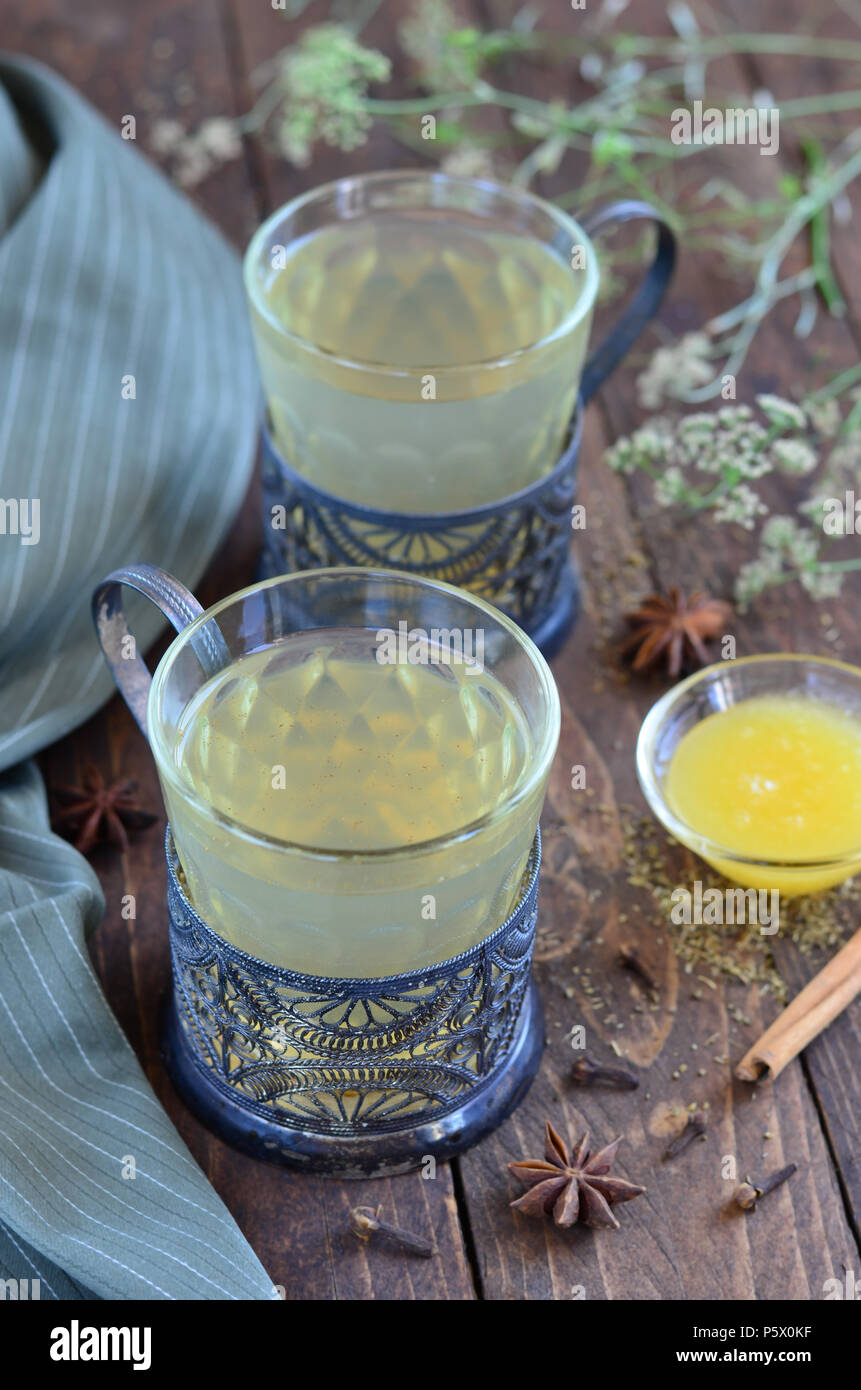 Gesundes Getränk auf hölzernen Hintergrund, Honig Kaffee Stockfoto