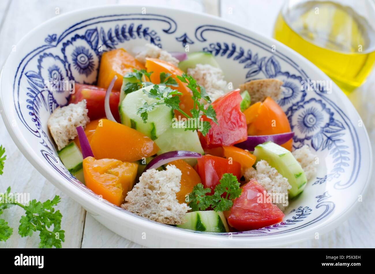 Frisches Gemüse Salat Toskana Panzanella, Salat in eine Schüssel geben. Stockfoto