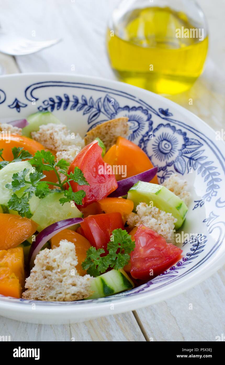 Frisches Gemüse Salat Toskana Panzanella, Salat in eine Schüssel geben. Stockfoto