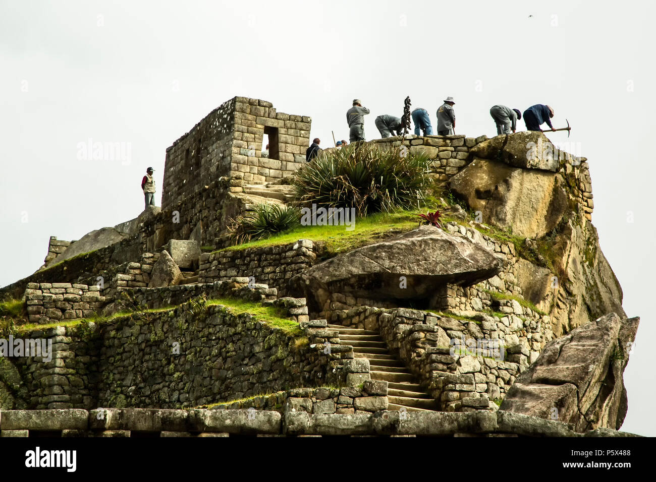 Archäologen bei der Arbeit, Machu Picchu Inka Ruinen, in der Nähe von Aguas Calientes, aka Machu Picchu Pueblo, Cusco, Peru Stockfoto
