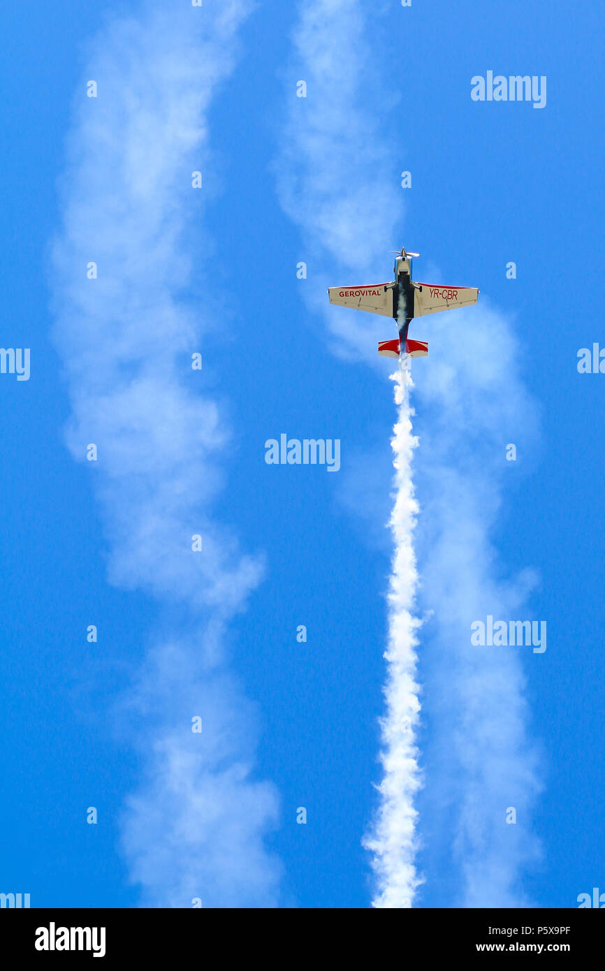 Deborde-Rolland Cobra202B aerobatic Flugzeug Durchführung einer Demonstration Flug in Timisoara Airshow Stockfoto