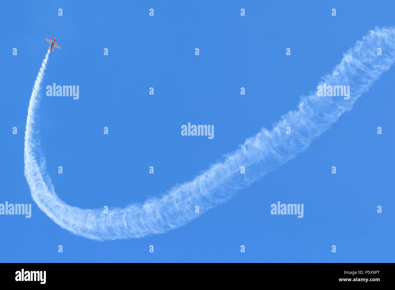 Deborde-Rolland Cobra202B aerobatic Flugzeug Durchführung einer Demonstration Flug in Timisoara Airshow Stockfoto