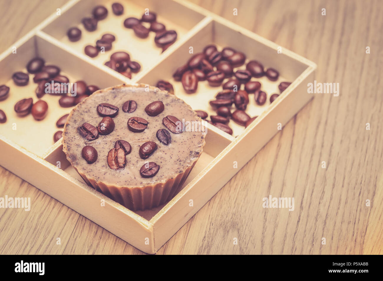 Hausgemachten Kaffee Seife mit Kaffeebohnen in einem hölzernen Kasten Stockfoto