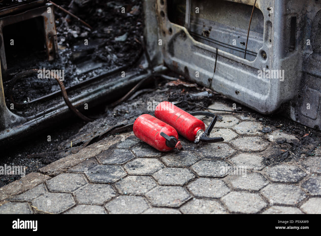 Auto Feuerlöscher. Auto auf der Straße verbrannt. Autounfall  Stockfotografie - Alamy