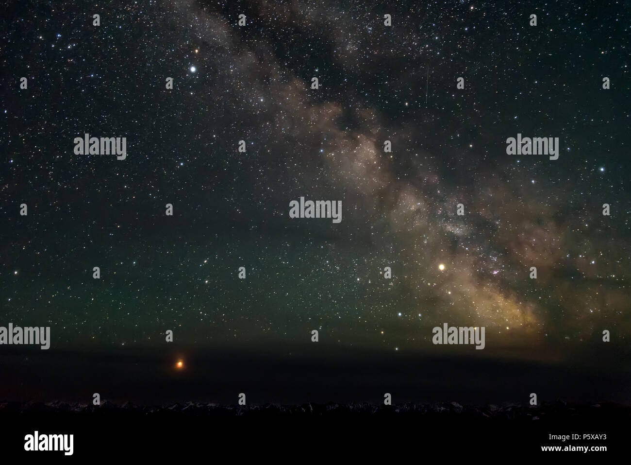 Tolles Panorama der Sternenhimmel mit der Milchstraße und Sterne im Nachthimmel über die Berge Stockfoto