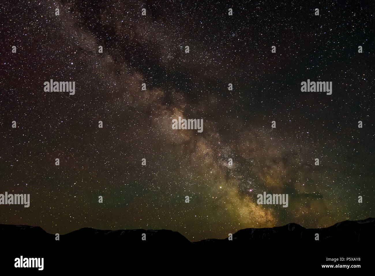 Tolles Panorama der Sternenhimmel mit der Milchstraße und Sterne im Nachthimmel über die Berge Stockfoto
