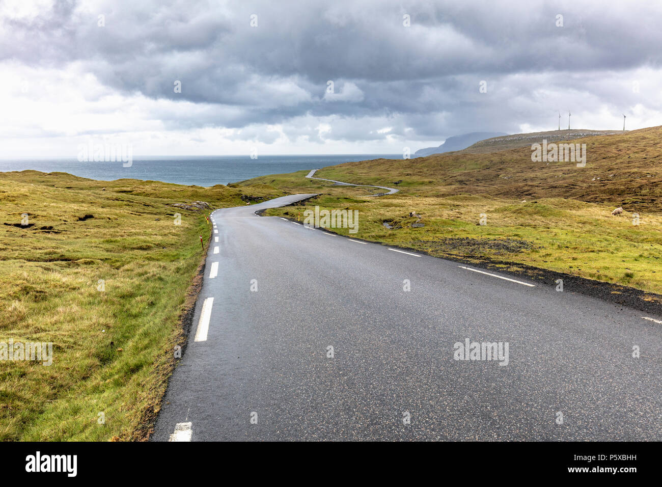 Einsame Straße in Färöer Inseln Stockfoto