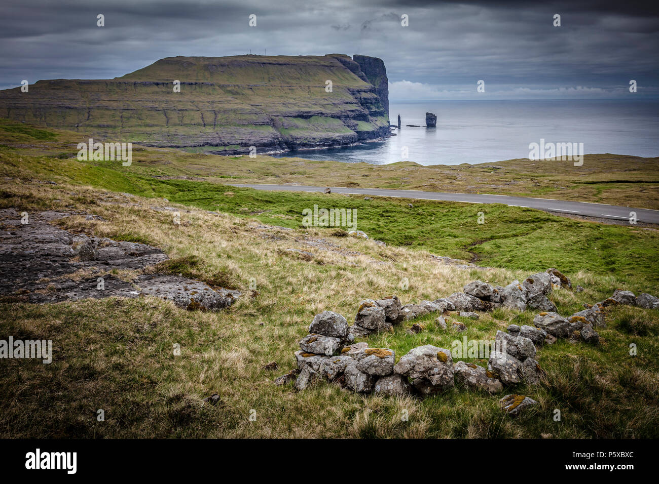 Blick auf den Färöer Inseln im regnerischen Tag Stockfoto