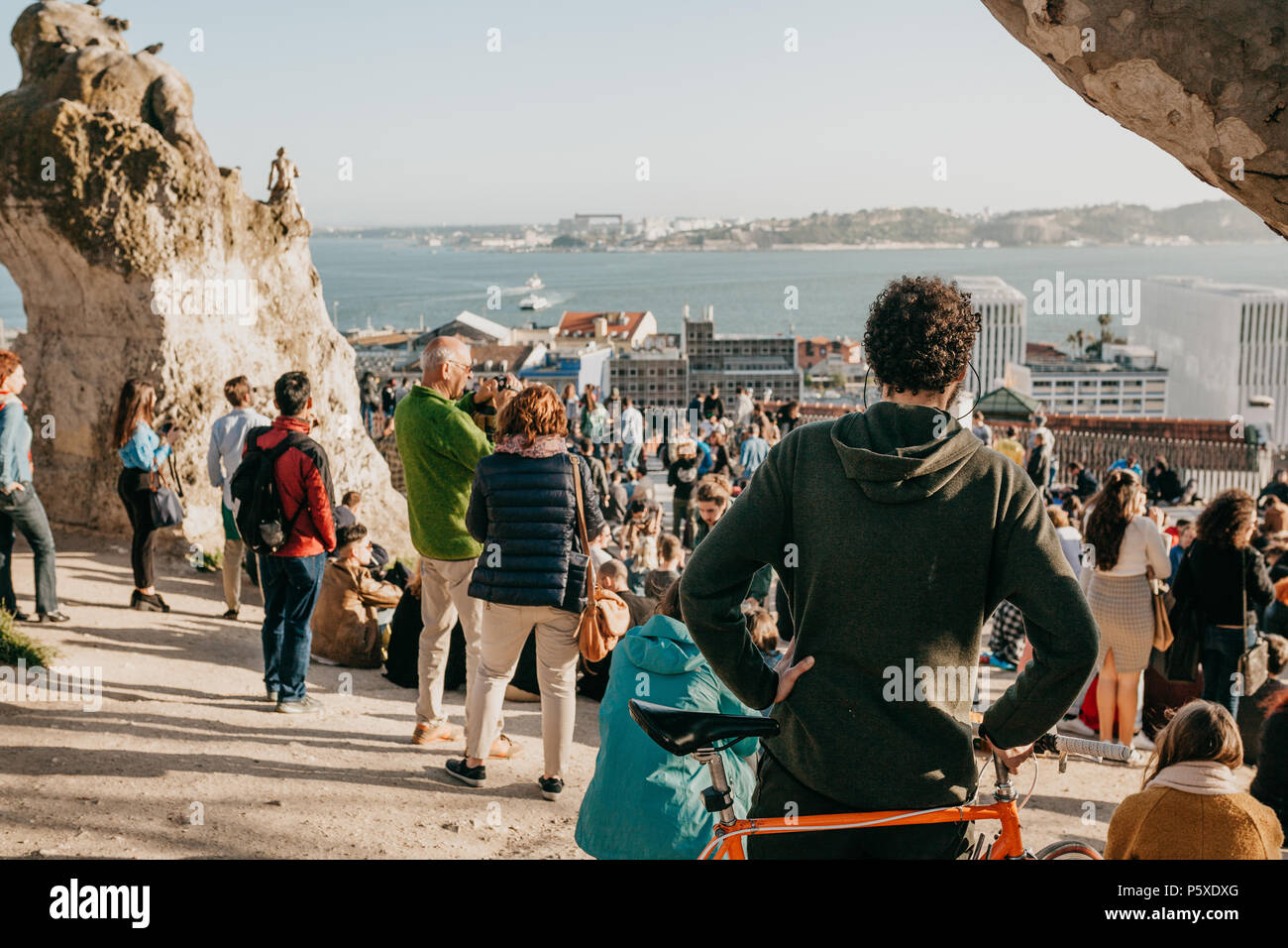 Lissabon, 01. Mai 2018: Viele junge Menschen der lokalen Bevölkerung, Touristen und Migranten auf der Aussichtsplattform, die Stadt ist ein Ort der Begegnung für junge Menschen und die Kommunikation zwischen ihnen Stockfoto