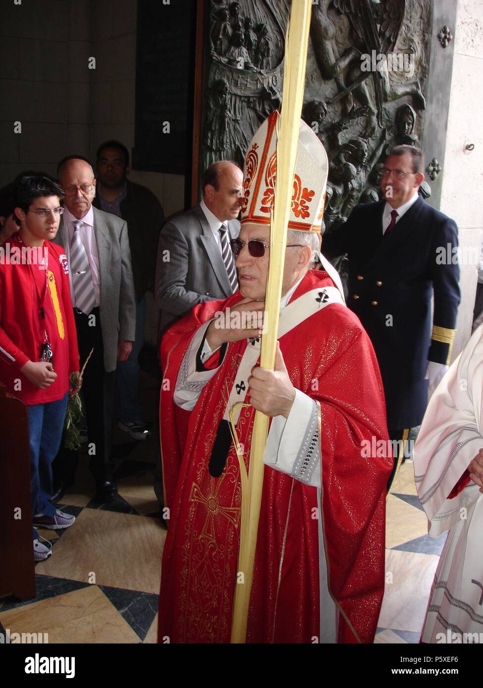 EL Antonio Rouco Varela ENTRANDO EN LA CATEDRAL DE LA ALMUDENA. Lage: Catedral de la Almudena, MADRID, SPANIEN. Stockfoto