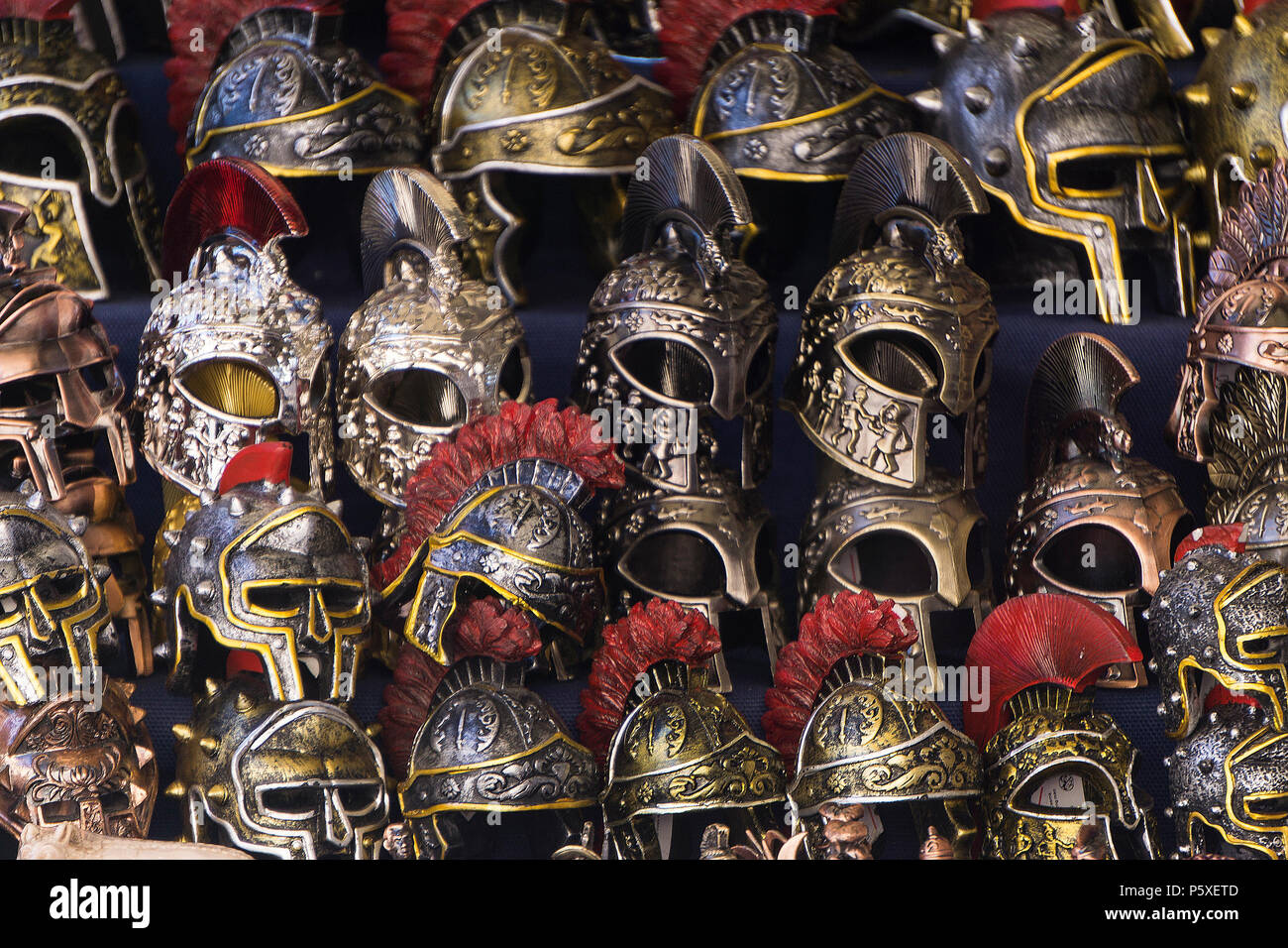 Gladiator metall Helme. Römische und Griechische Krieger Stockfoto