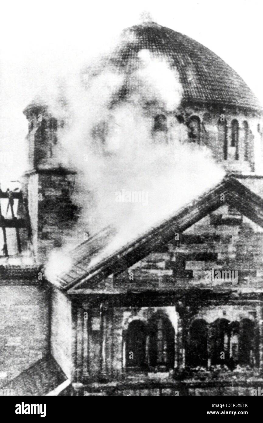 NOCHE DE LOS CRISTALES ROTOS-AGRESION EN ALEMANIA CONTRA LOS JUDIOS LA NOCHE DEL 9 10 DE NOVIEMBRE DE 1938 - INCENDIO DE UNA SINAGOGA EN BERLIN AL. Stockfoto