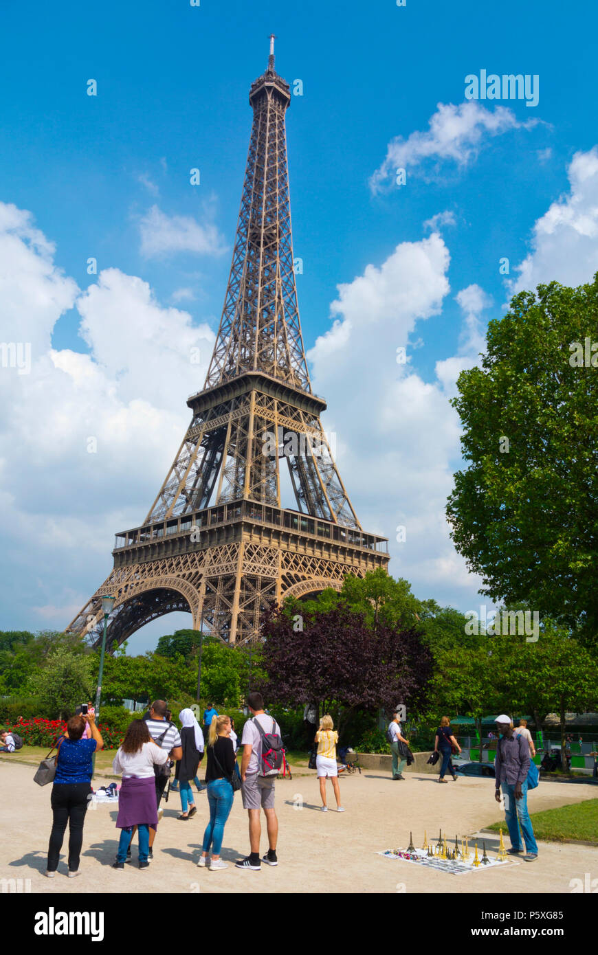 Promenade Quai Branly, mit Blick auf den Eiffelturm, Paris, Frankreich Stockfoto