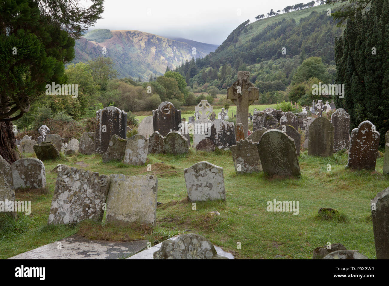 Alte Flechten und Moos bedeckt Grabsteine bei Glendalough Klosteranlage in der Grafschaft Wicklow, Irland Stockfoto
