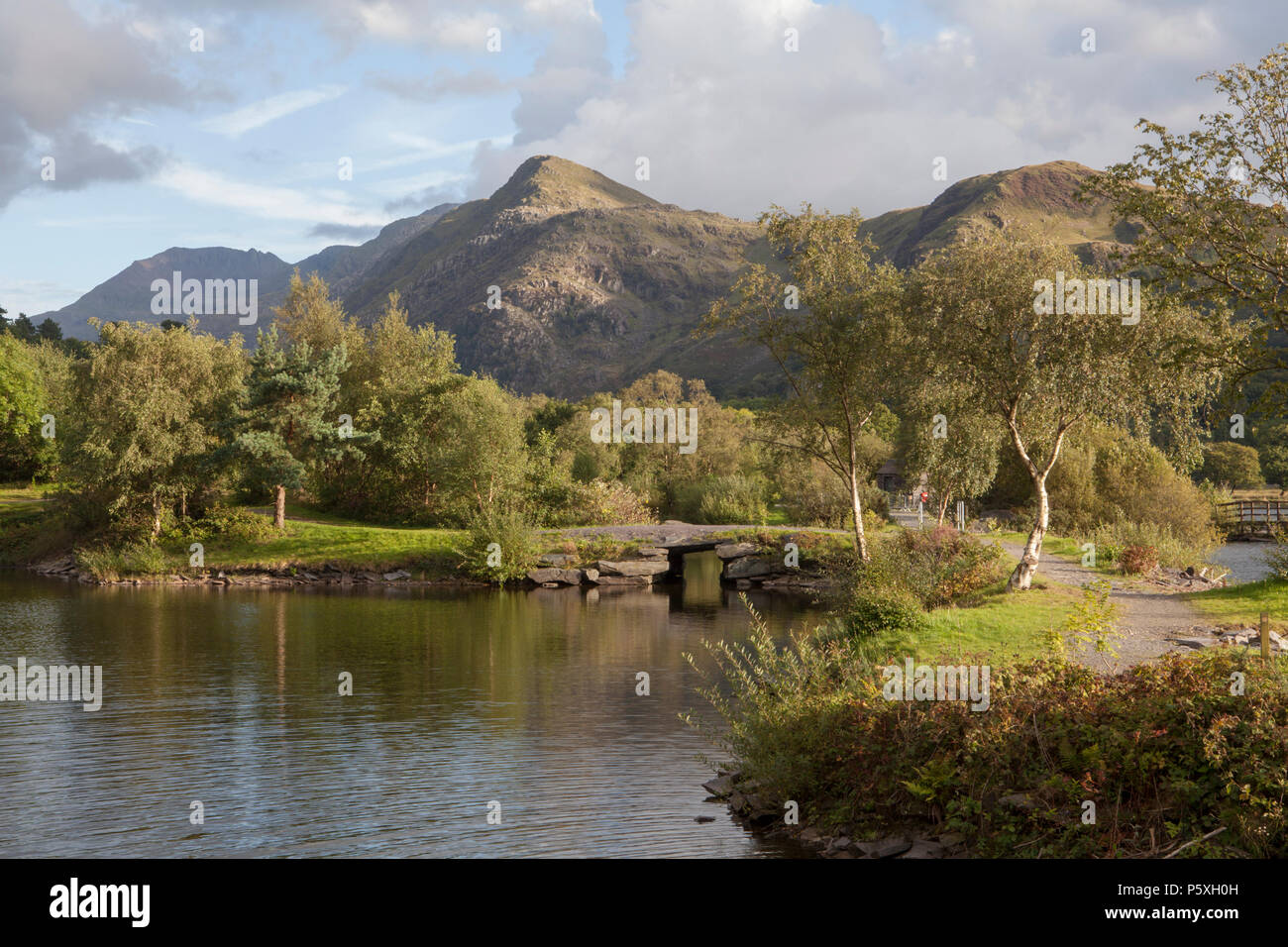 Die Berge von Snowdonia National Park sind eine Kulisse zur padarn Country Park in Lllanberis, das Ihnen eine Auswahl an Wanderungen/Aktivitäten für die Besucher Stockfoto