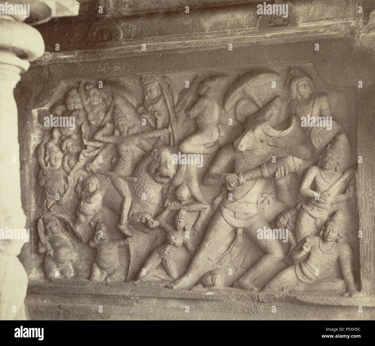 N/A. Englisch: Foto von Nicholas und Co genommen, Ca. 1880 in Mahabalipuram (mamallapuram) in Tamil Nadu, die eine plastische Fries der Durga auf ein Löwe sitzend, schießen mit Pfeilen auf Mahishasura. Die meisten Tempel und Kunst an diesem Standort sind mit der Herrschaft der Pallava König Narasimhavarman I (regierte 630 - 668 AD), aus dessen Titel von großer Wrestler oder Mahamalla der Ort seinen Namen verdankt zugeschrieben. Die mahishasuramardini Cave Tempel hat seinen Namen von der riesigen Skulptur Panel an seinen Wänden feiert das Meisterstück der Göttin Durga (eine Form der Mutter Göttin Shakti) Wer tötete die Buffalo-hea Stockfoto