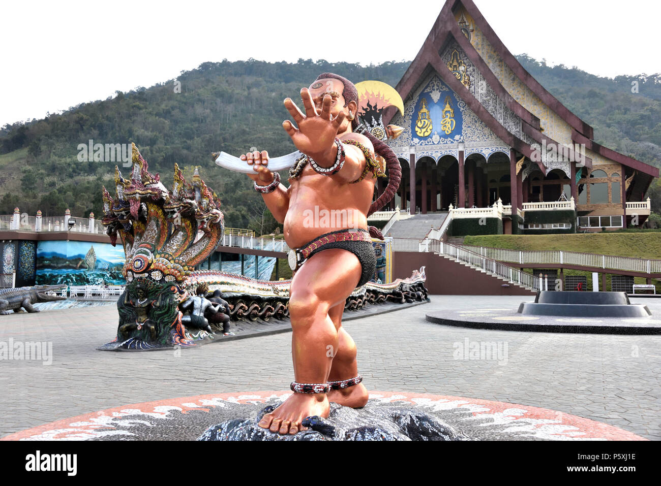 Die Plaza vor der Haupthalle im Wat Pa Huai Lat hat viele aufwendige Statuen und dieses ziemlich furchterregenden riesige Statue ist nur einer von Ihnen. Die merkmalsvorlage Stockfoto