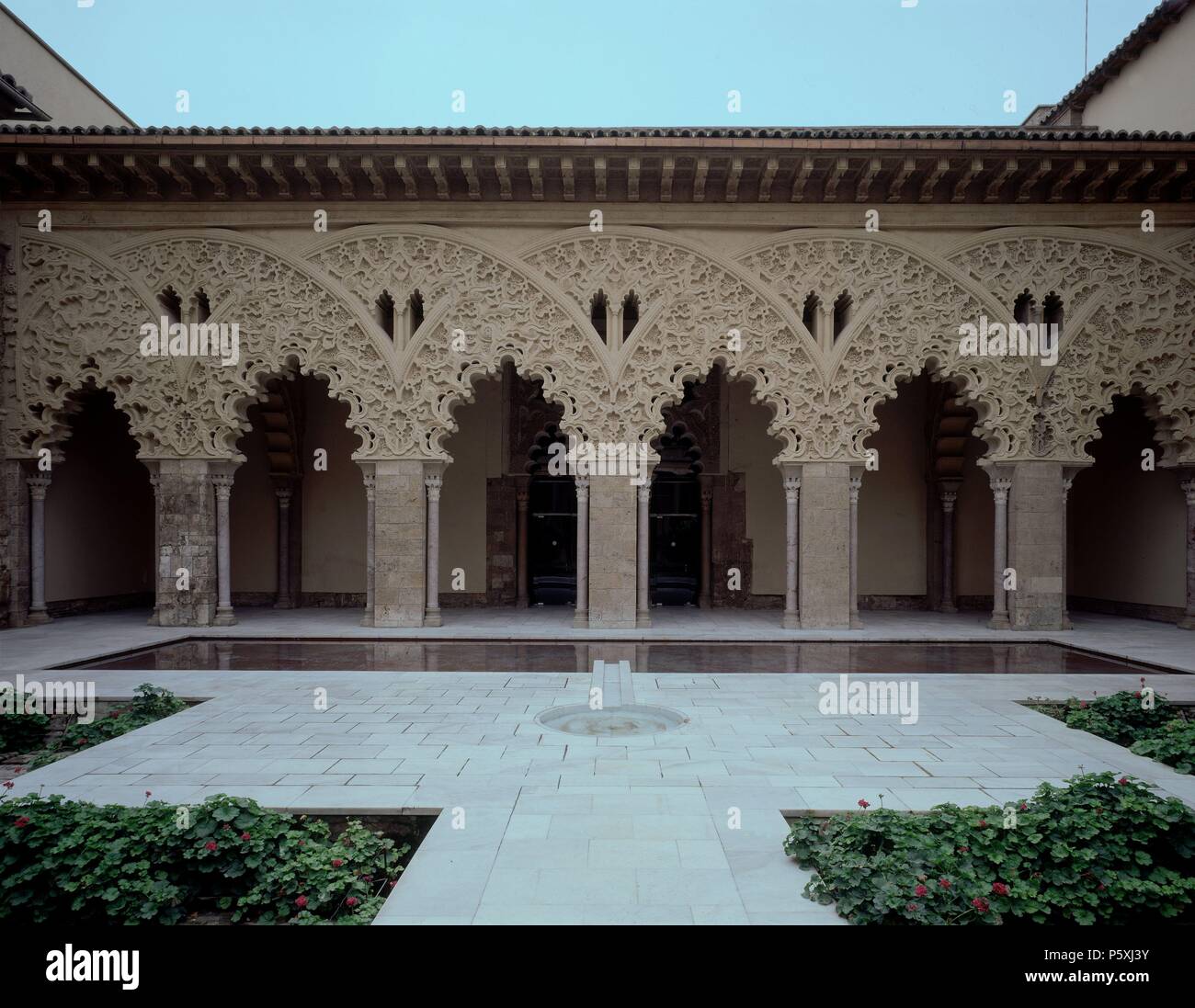 PATIO DE SANTA ISABEL - PALACIO TAIFAL - ARQUERIAS - SIGLO XI. Lage: ALJAFERIA - CORTES ARAGON, Saragossa, Saragossa Zaragoza, Spanien. Stockfoto