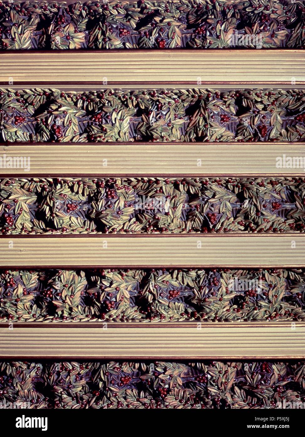 DECORACION DE TECHO DE LA CASA VICENS CON VIGAS DE MADERA POLICROMADA ADORNADOS CON TEMAS FLORALES DE PAPIERMACHE - 1883-1888. Autor: Antoni Gaudí (1852-1926). Lage: Casa Vicens, BARCELONA, SPANIEN. Stockfoto