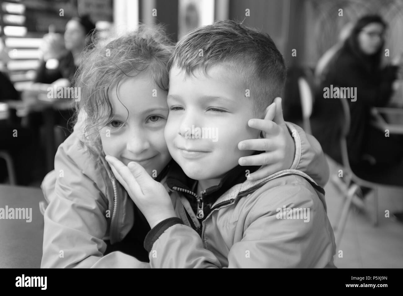 Kleine Jungen und Mädchen umarmt Stockfoto