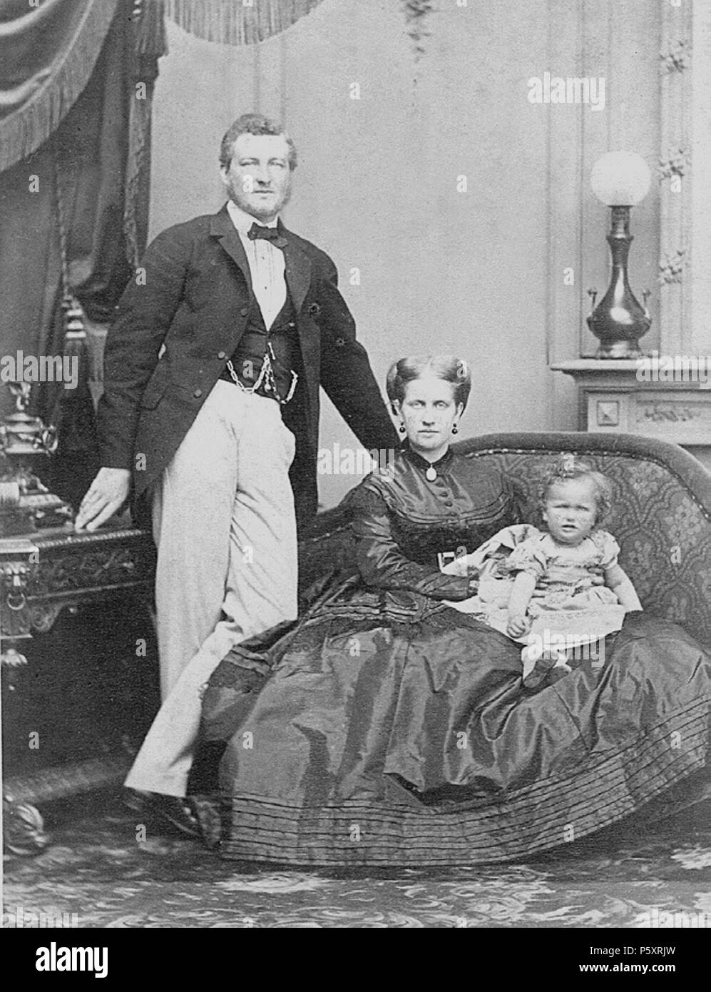 N/A. Português: Príncipe Luís Augusto de Saxe-Coburgo-Gota e sua esposa, ein Princesa Dona Leopoldina de Bragança, com seu Filho mais Velho, o Príncipe Dom Pedro Augusto. ca. 1867. Unbekannt 486 Duques de Saxe Stockfoto