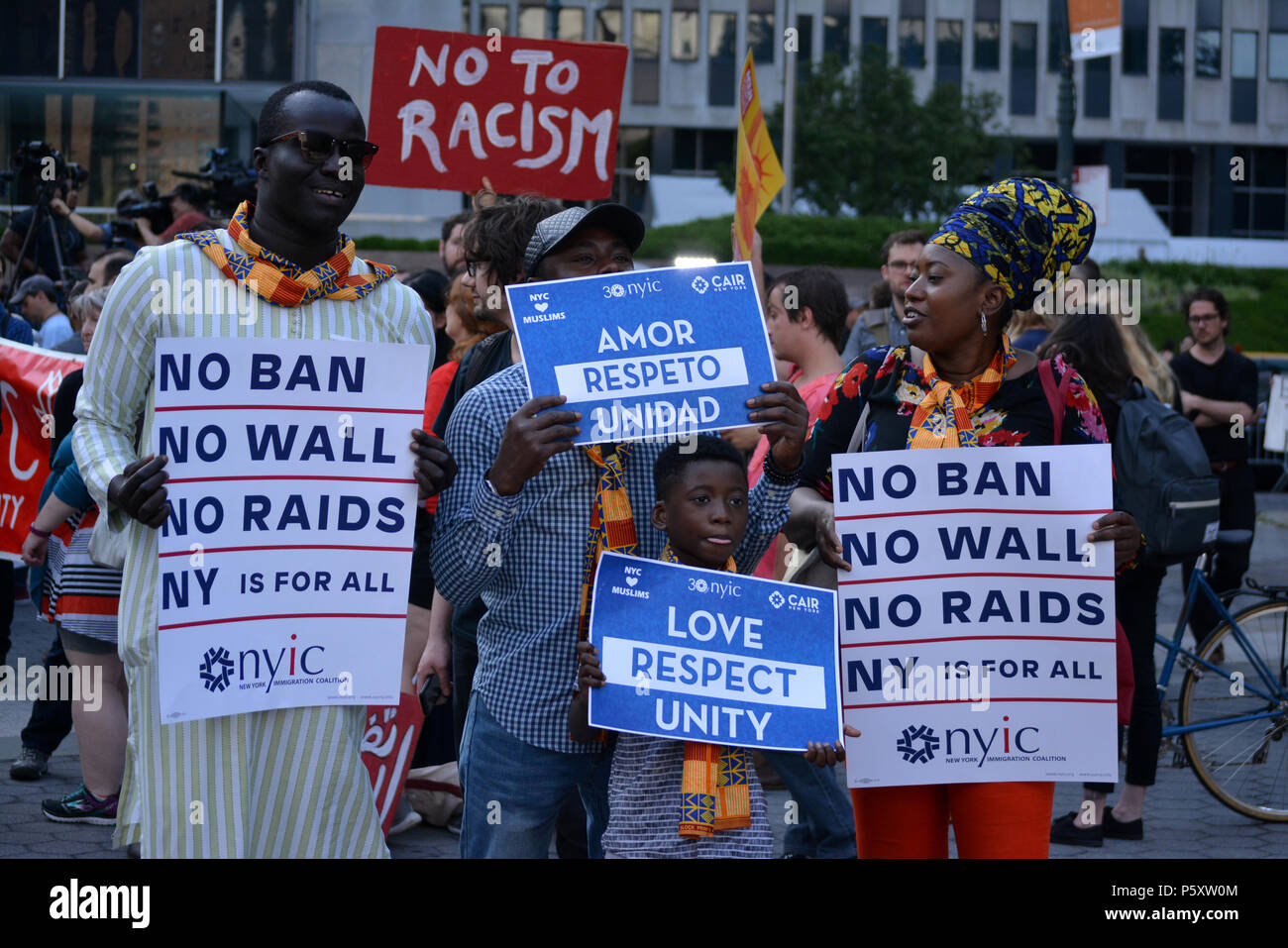 Menschen protestieren die Entscheidung des Obersten Gerichtshofes muslimische Präsident des Trump Reiseverbot in Lower Manhattan zu wahren. Stockfoto