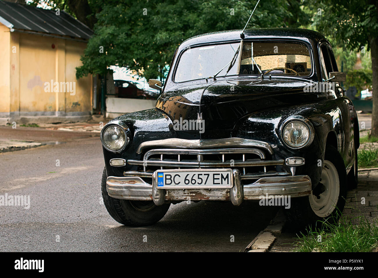 Vintage schwarz GAZ-M20 Pobeda Auto freigegeben ca. 1950 in der UDSSR auf  der Straße geparkt Stockfotografie - Alamy
