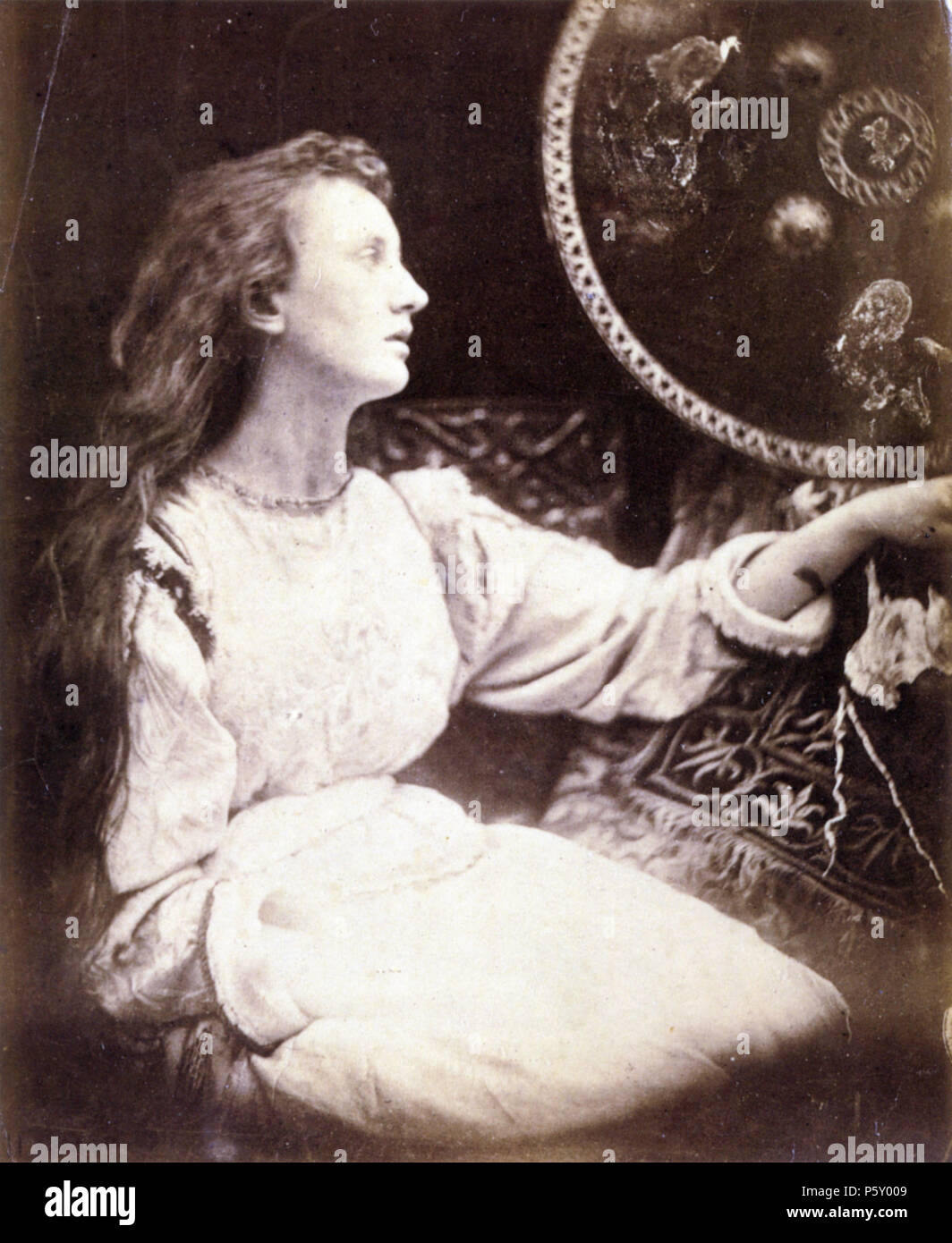 N/A. Elaine (Abbildung Tennysons Idyllen des Königs und andere Gedichte). Sitter ist kann das Prinsep. Eiweiß drucken, 122 x 99 mm (4 3/4 x 3 7/8'). 1874. Julia Margaret Cameron (1815 - 1879) Alternative Namen Julia Margaret Pattle Pattle; Julia Margaret Cameron, Julia M.; Julia Margaret Cameron geb.; Julia Margaret Pattle nee Pattle Beschreibung britische Fotograf Geburtsdatum / Tod 11 Juni 1815 vom 26. Januar 1879 Ort der Geburt / Todes Kalkutta, Indien Kalutara, Ceylon Authority control: Q 230120 VIAF: 61616074 ISNI: 0000 0000 8140 6854 ULAN: 500118804 50031545 LCCN: n NLA: 35169417 WorldCat 5 Stockfoto