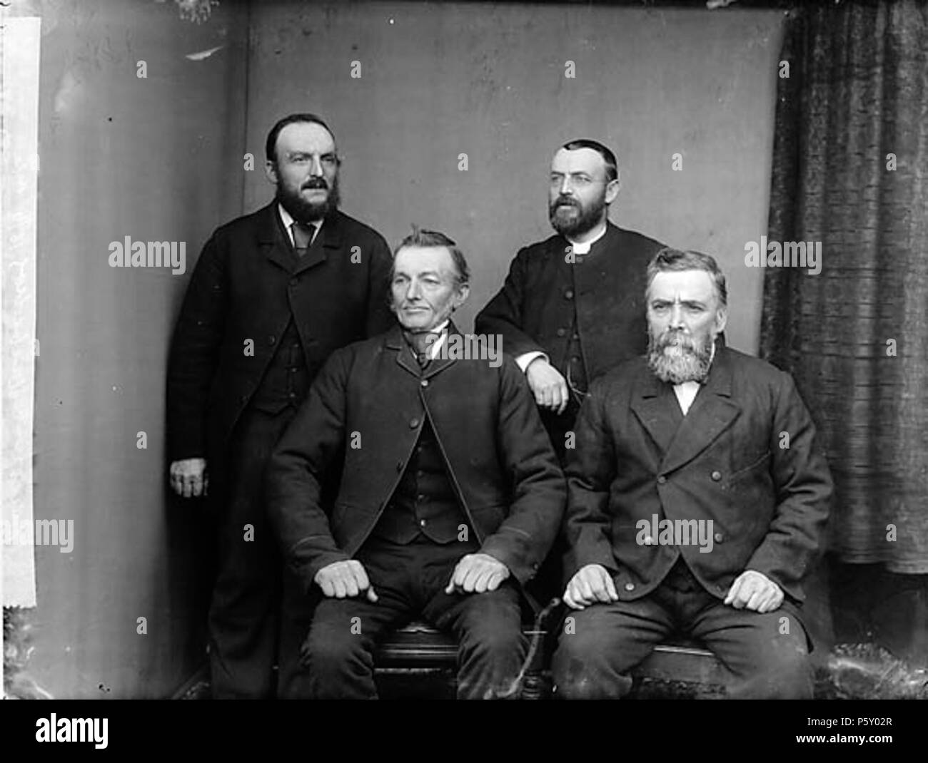 [Ältesten von Pnuel Kapelle (CM), Llanbedrog (1896)] [Graphic].. 1 Negativ: Glas, trockenen Platte, b&w, 16,5 x 21,5 cm. 1896. Thomas, John, 503 Ältesten von Pnuel Kapelle (CM), Llanbedrog (1896) NLW 3361610 Stockfoto