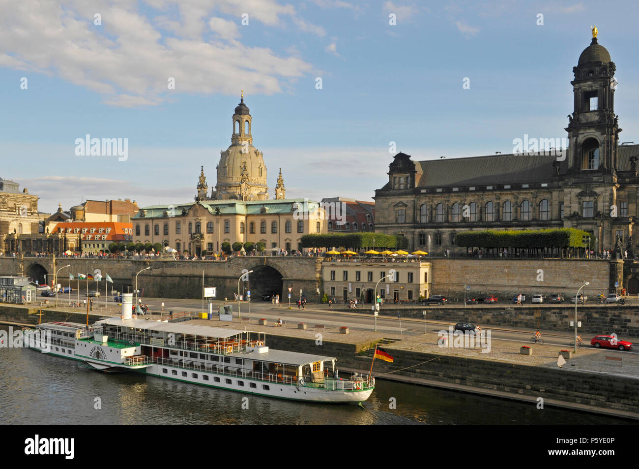 Blick auf die Altstadt von Dresden Brühlschen Terrasse über Elbe, Deutschland. Stockfoto