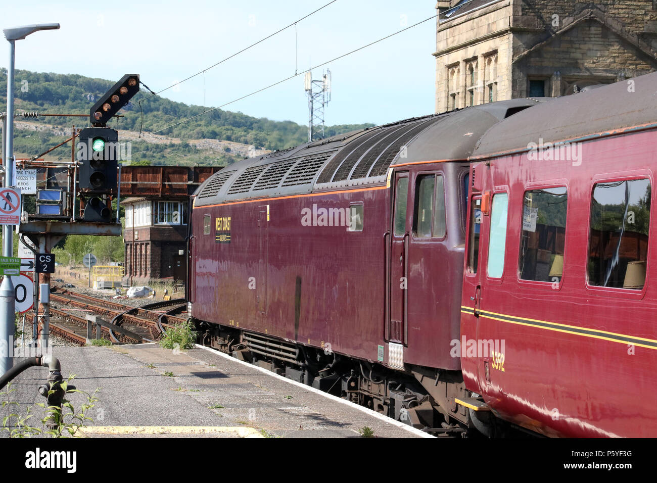 West Coast Railway Company leer coaching Lager arbeiten verlassen Carnforth Bahnhof oben und durch zwei diesel-elektrische Lokomotiven tailed. Stockfoto