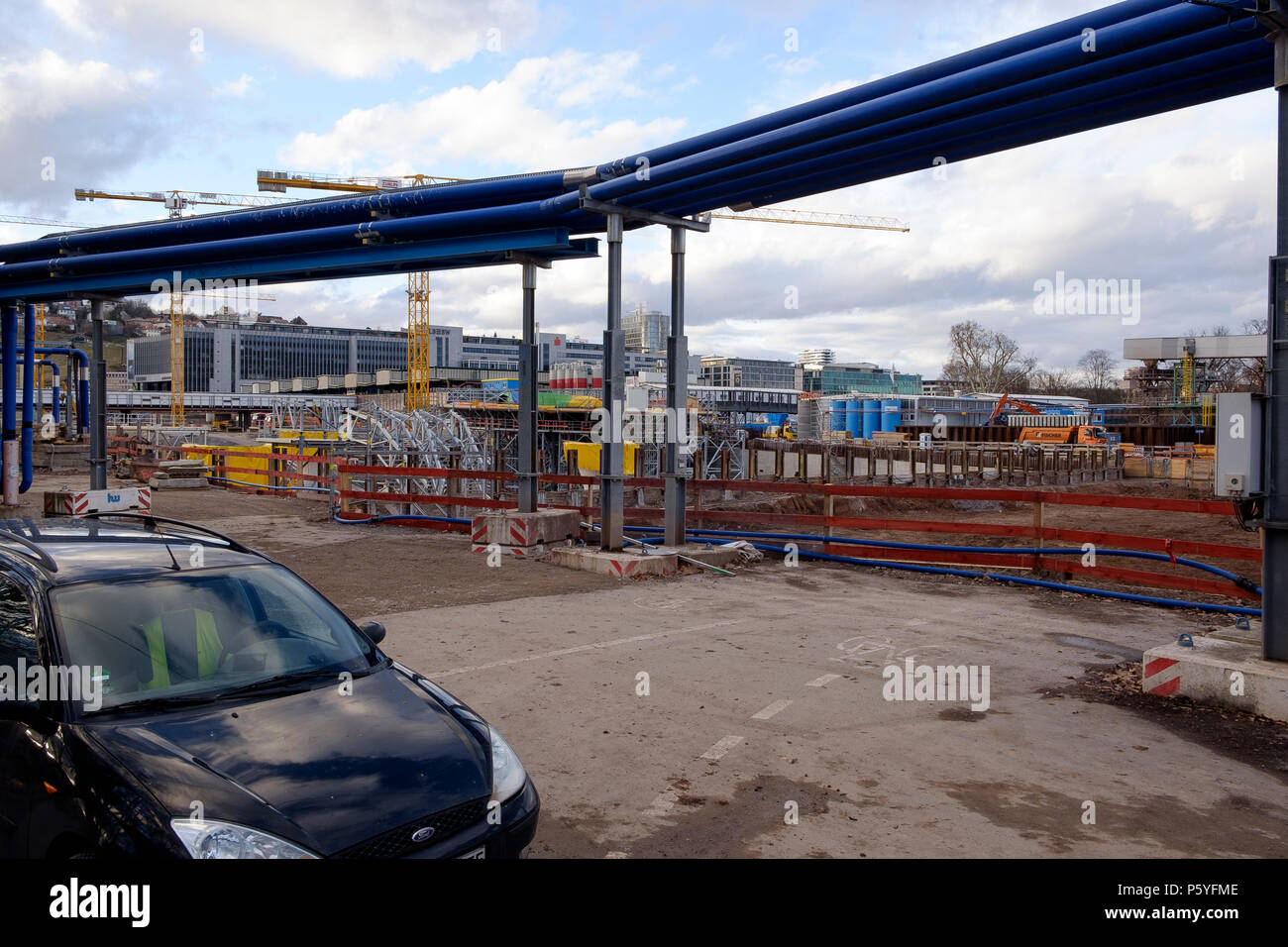 Overhead Wasserleitungen in große Bereiche der Innenstadt zu den riesigen Stuttgart 21 Bau Projekt verknüpft Stockfoto