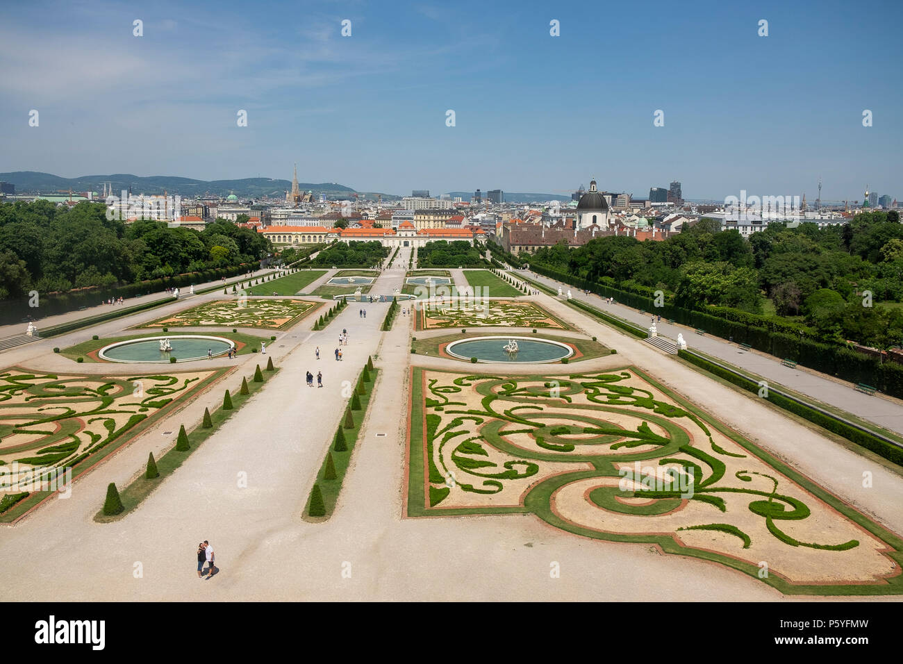 Ein Blick auf das Schloss Belvedere Gärten und die Wiener Skyline aus