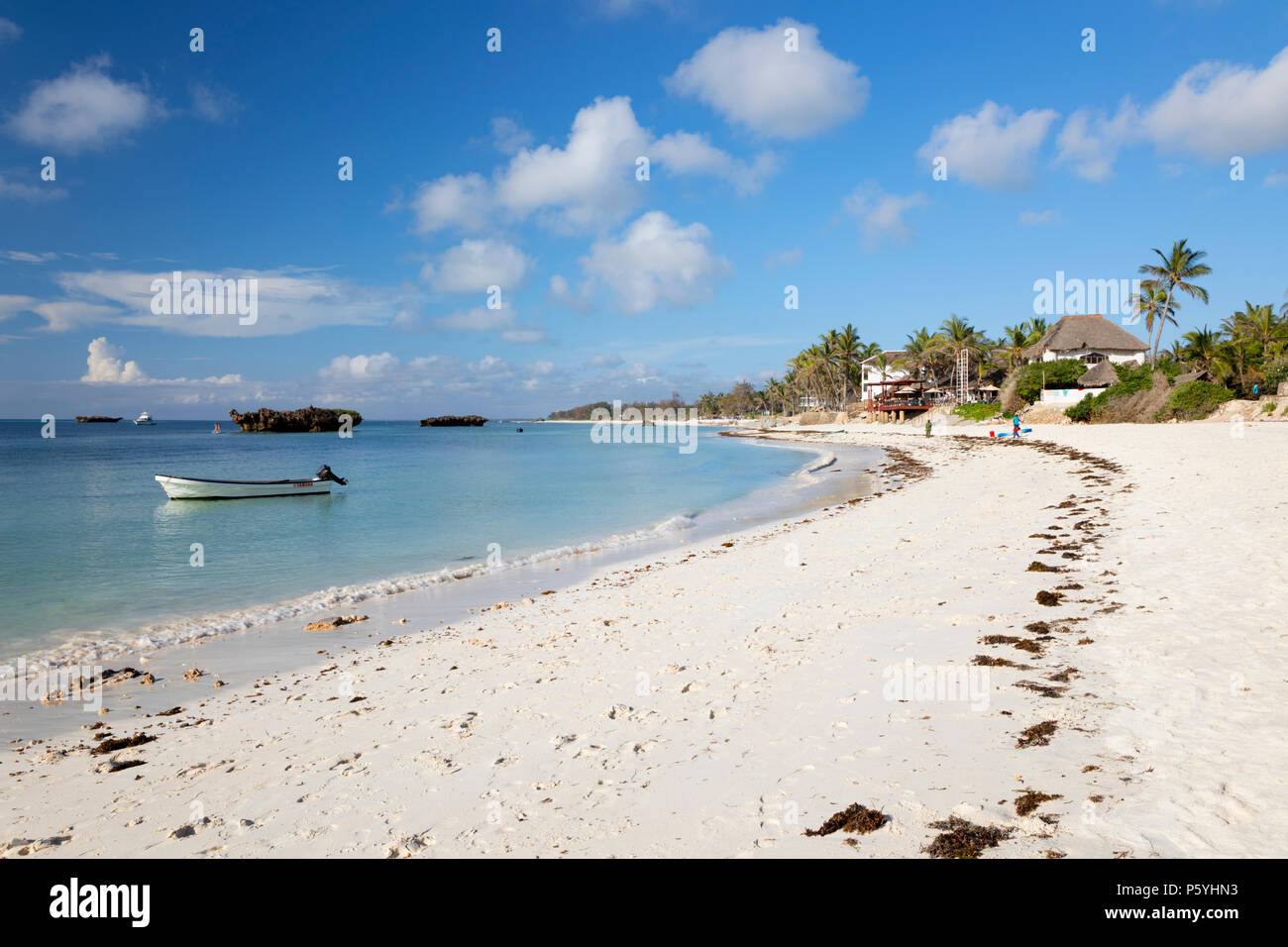 Einen atemberaubenden weißen Sandstrand und das türkisblaue Wasser des